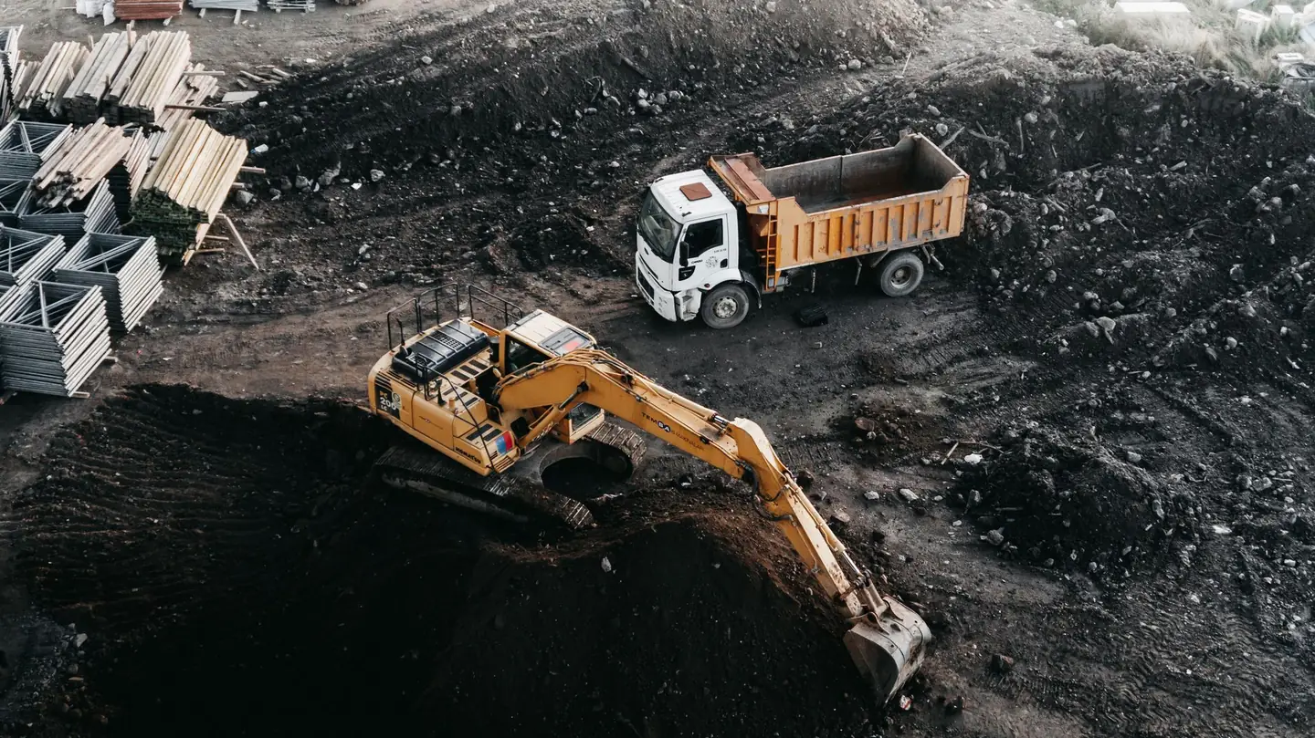 Camion benne sur un chantier